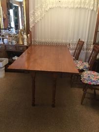 Maple Dining Table - Both Side Fold Down. Has 6 side Chairs & 2 End/Arm Chairs