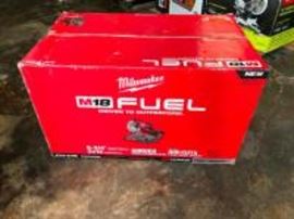 Milwaukee dual bevel compound miter saw with battery