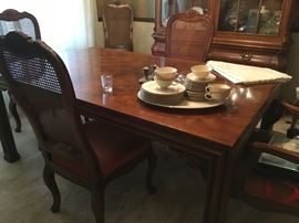 Henredon is a high-end furniture manufacturer out of South Carolina -- this dining table features six chairs and a leaf -- beautiful condition.