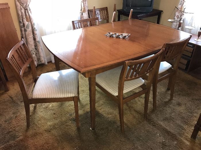 Dining room table, 6 chairs, 3 leafs and table pads!!