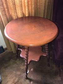 Round occasional table with spindle legs