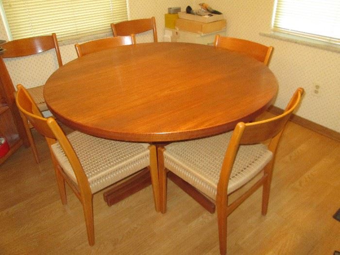 Beautiful Moreddi Danish dining set.  6 chairs and 2 leaves included