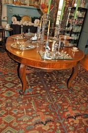 Dining table has 4 leaves