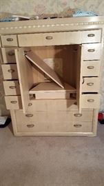 Pull out can be removed. Has a shelf that can be set at several levels.