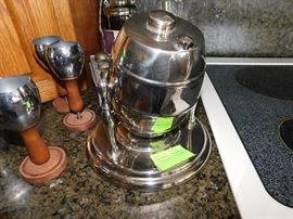 Barrel Cocktail shaker with stand and cups