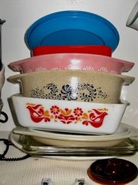 Pyrex dishes--nice selection
