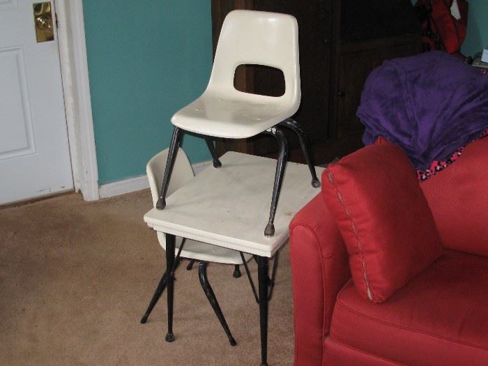 Retro Brunswick Child's table with 2 chairs