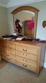 large, beautiful 8 draswer dresser with mirror - unfortunately missing handles