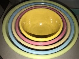 Vintage nesting mixing bowls 