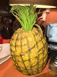 Yes! This is a vintage pineapple ice bucket! 