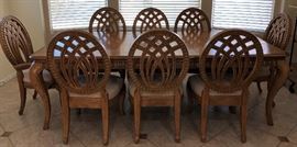 Beautiful Dining Table w 2 Leaves, 6 Side Chairs 2 Arm Chairs