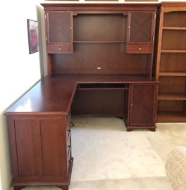 Z-Design New England Double Pedestal Desk w Hutch