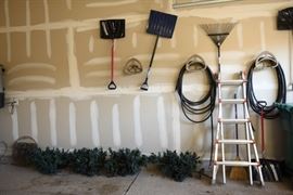 Outdoor Shovels, Rakes And Brooms