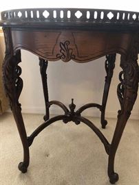 Stunning Pie Crust Table w Glass Top