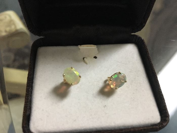Opal earring set in gold