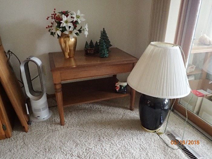 SIDE TABLE / LAMP WITH SHADE AND ACCESSORIES