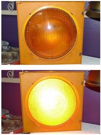 Large yellow signal light- works!