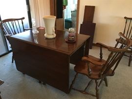 PENNSYLVANIA HOUSE - DINING ROOM TABLE W/ 4 CHAIRS & 2 LEAVES