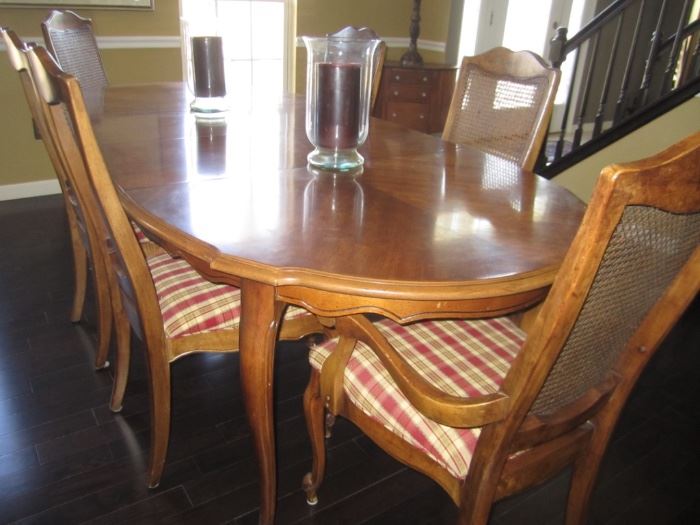 DINING ROOM TABLE 2 LEAVES AND 6 CHAIRS