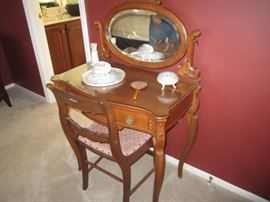 VANITY MIRROR AND CHAIR