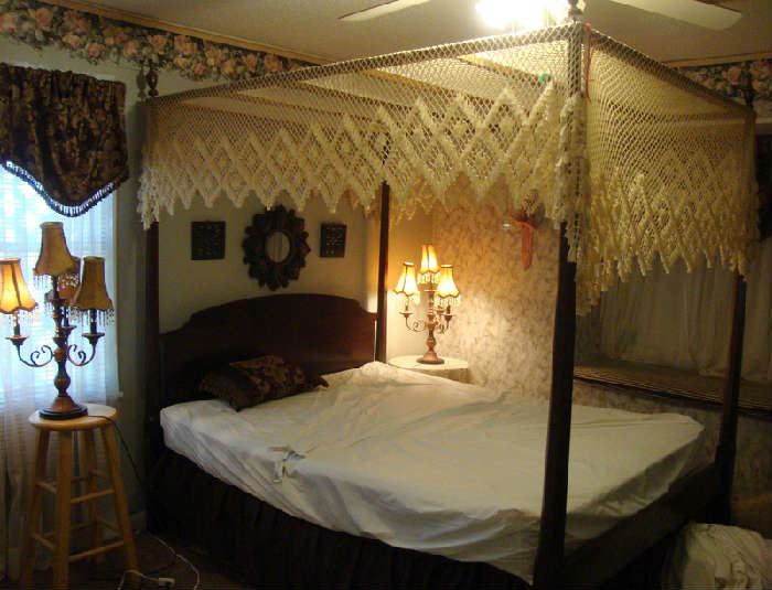 Canopy Queen Size Bed