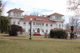 Gloria Crest from the front