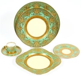 ROYAL WORCESTER PORCELAIN DINNER SERVICE, 68 PCS., DIA 10 1/2" 