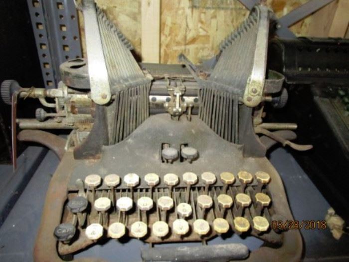 'Bat' Typewriter - "Oliver" very old.