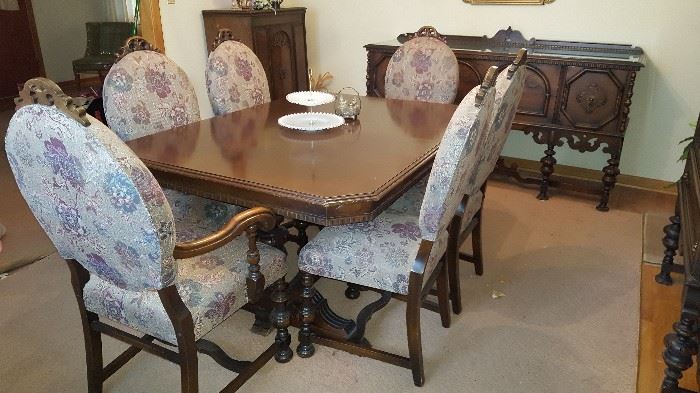 Beautiful dining table with 6 chairs