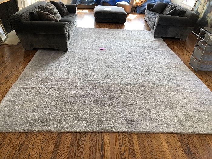 Gray rug (163 x 121)