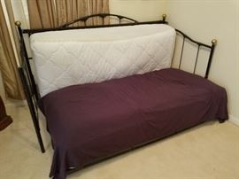 Trundle bed