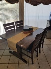 Kitchen table w/ 4 chairs / table has 2 additional leaves