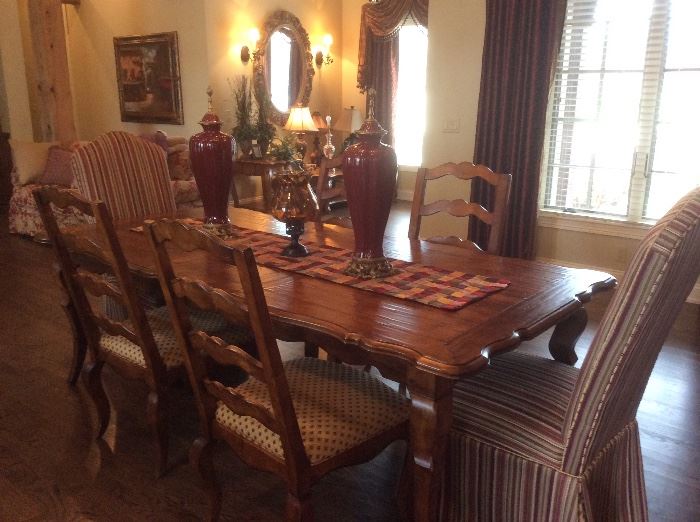 Gorgeous - like new dining room table, two leafs, 6 chairs