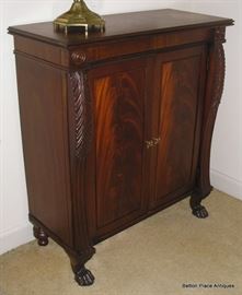 Small Entry Commode