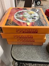 beand new Oneida fruit plates 