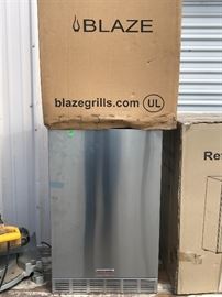 Bale outdoor fridge, only taken out of box for photos! Cost over $900 new