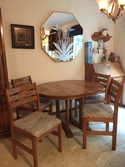 nice kitchen oak table, extra leaf, 4 chairs, $90.00