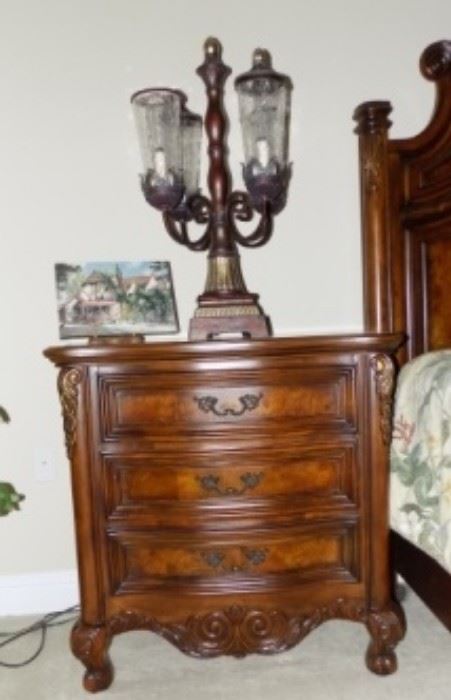 2 Beautiful matching nightstands and lamps