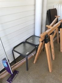 2 small outside tables - 2 saw horses and frames 