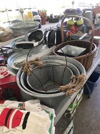 Tea towels, set of 3 various sizes metal pans with rope handles, baskets of various sizes