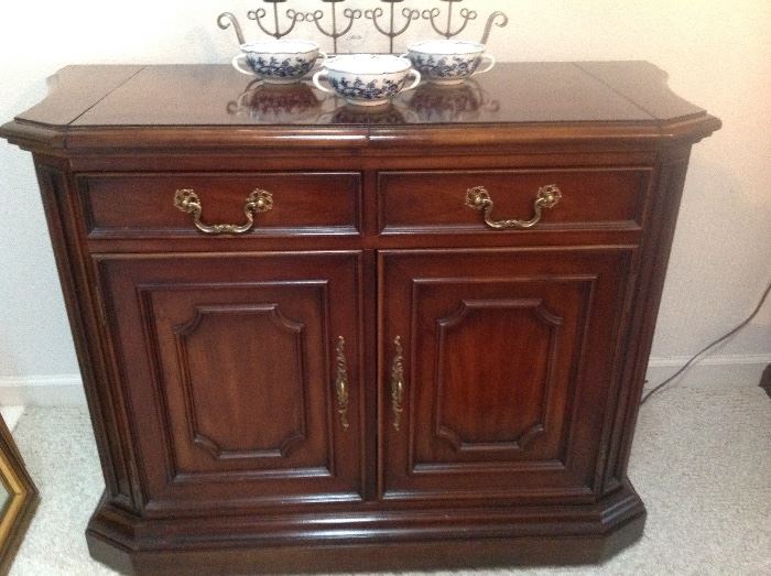 Century Buffet that Matches Dining Set. Excellent Condition