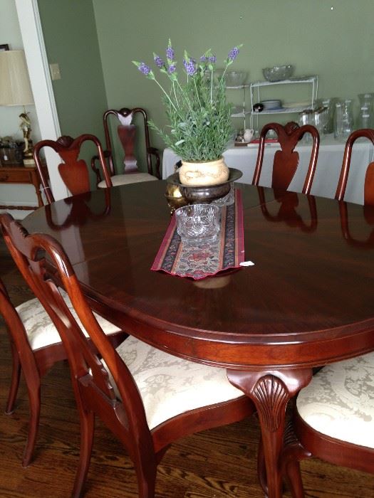 Dining table with 8 chairs - great condition