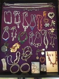 Nice grouping of vintage Rhinestone jewelry