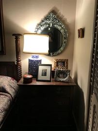 Pair of blue and white lamps, pair of Venetian mirrors