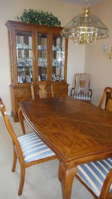  American of Martinsville Dining room table, 2 leaves, 6 chairs,    American of Martinsville Lighted china cabinet – matching
