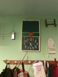7 up clock - lights up but not sure it tells correct time