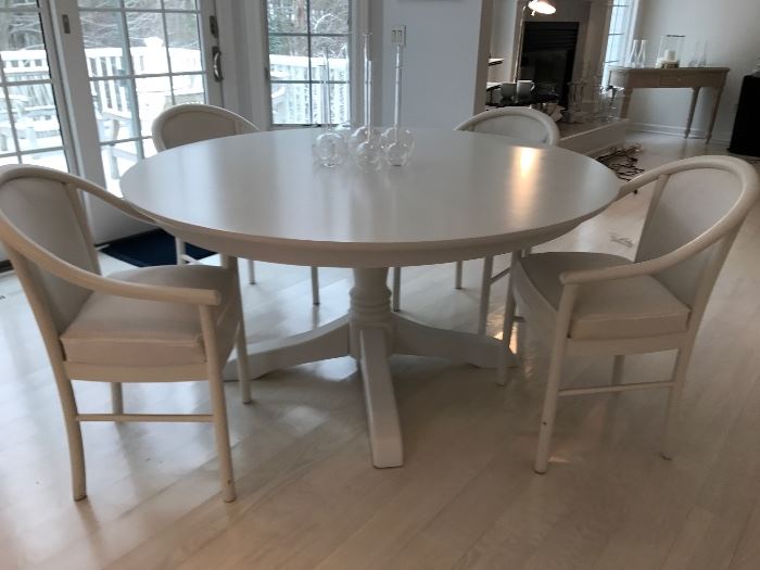 Very nice round pedestal dining table and 4 chairs. Chairs are priced separately from the table.