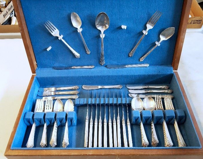 64 Piece Sterling Silver Damask Rose Flatware Set. 10 knives, 10 forks, 9 soup spoons, 9 butter knives, 11 dessert forks, 13 teaspoons, jelly slice, and large serving spoon. No monograms. 72 troy ounces silver weight (counting pieces with stainless blades at 50% of their weight).