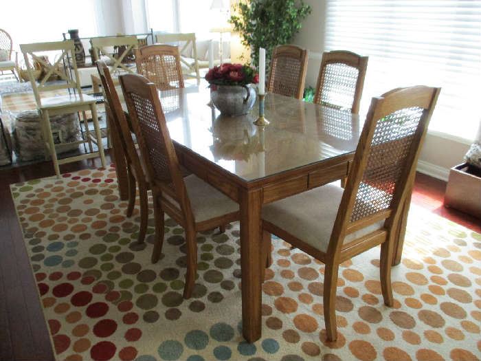THOMASVILLE WOOD TABLE W/GLASS TOP, 1 LEAF & 6 CHAIRS