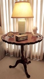 Tilt-top piecrust table